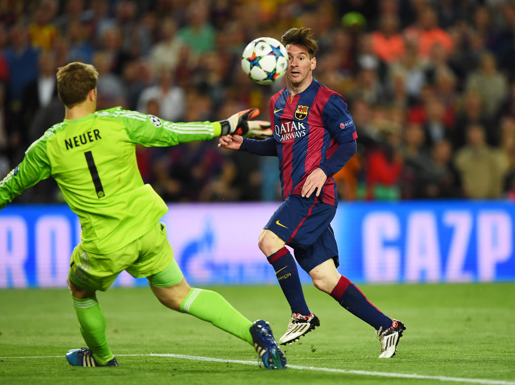 Lionel Messi lupft das Leder über Manuel Neuer