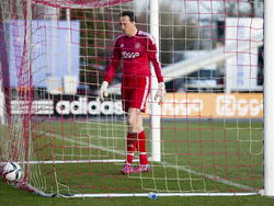Al na vier minuten spelen mag Diederik Boer de bal uit het net vissen. FC Emmen komt op De Toekomst met 0-1 voor tegen Jong Ajax. (13-04-2015)