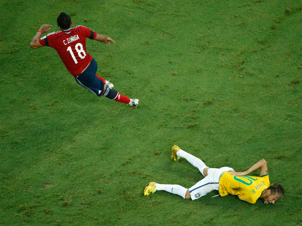 Juan Zúñiga (l.) hat Neymar bei der WM verletzt