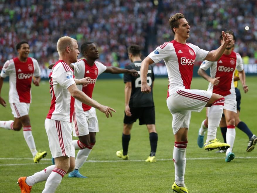 Arkadiusz Milik viert de 1-0 van Ajax in het play-offduel van de Europa League met FK Jablonec. (20-08-2015)