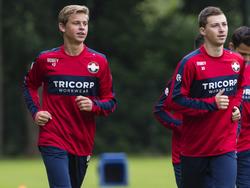 Frenkie de Jong (l.) en Jordy Vleugels (r.) lopen zich warm tijdens de eerste training van Willem II. (22-06-2015)