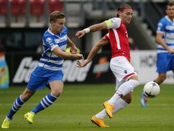 Ben Rienstra (l.) probeert bij Nemanja Gudelj te komen tijdens de competitiewedstrijd AZ - PEC Zwolle. (21-09-2014)