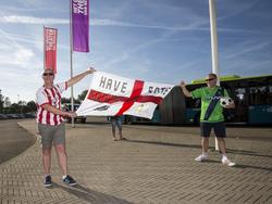 Supporters van Southampton laten buiten het stadion van Vitesse een Engelse vlag zien. De ploeg van Ronald Koeman speelt in de derde voorronde van de Europa League tegen de Arnhemmers.