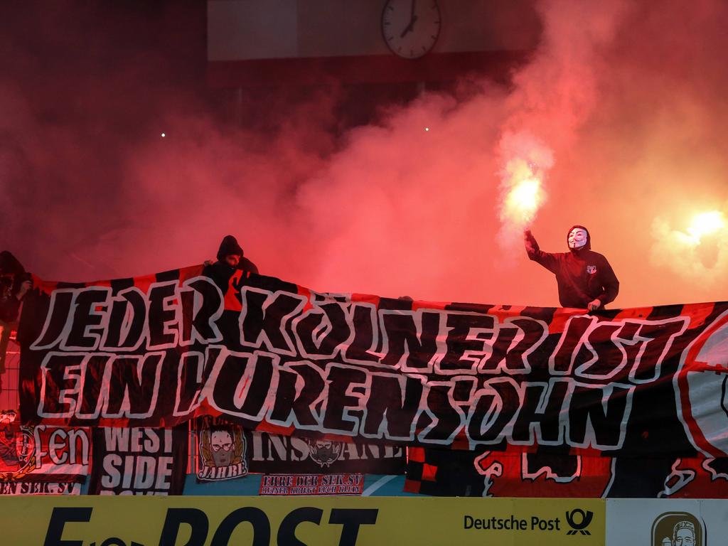 Die Fans von Bayer Leverkusen haben während der Partie gegen Viktoria Köln Pyrotechnik abgebrannt