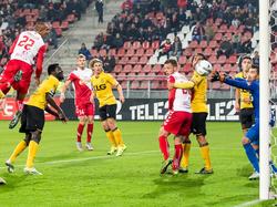 Sébastien Haller (#22) kopt de 1-0 tegen de touwen tijdens het competitieduel FC Utrecht - Roda JC Kerkrade. (17-10-2015)
