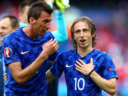 Mario Mandžukić (l.) und Luka Modrić sind gegen Portugal aller Voraussicht wieder dabei