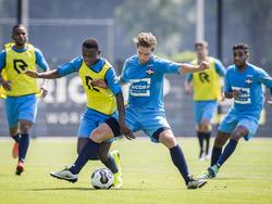 Jordens Peters (r.) is zeer fel in het duel met teamgenoot Asumah Abubakar op de eerste training van Willem II. (23-06-2016)