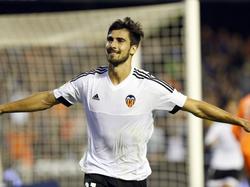 André Gomes viert zijn doelpunt tegen Málaga CF met de fans van Valencia CF. (17-10-2015)