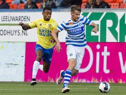 Piotr Parzyszek (r.) ontsnapt aan de aandacht van Djavan Anderson (l.) tijdens het competitieduel SC Cambuur - De Graafschap (22-08-2016).