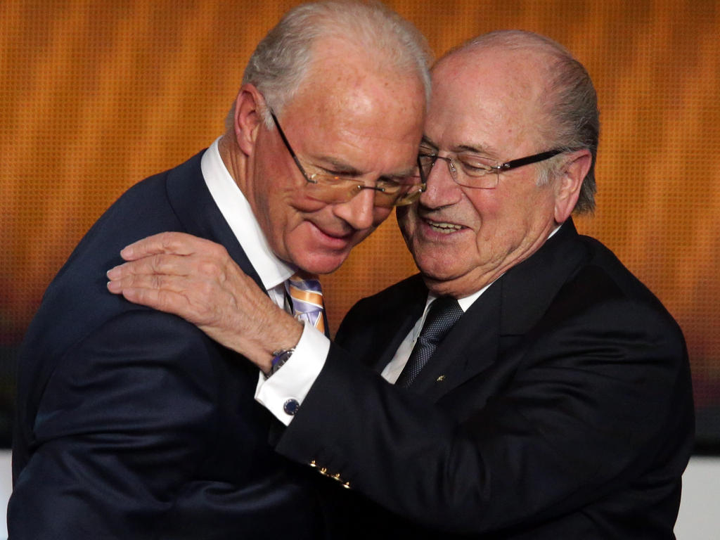 Ex-FIFA-Präsident Blatter (r.) bestreitet Aussagen in der Causa Beckenbauer