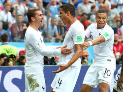Griezmann, Varane y Mbappé celebran el primer gol del duelo. (Foto: Getty)
