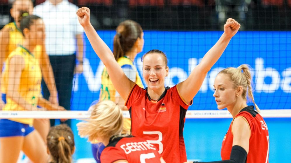 Volleyballerinnen feiern Sieg gegen Brasilien Volleyballerinnen feiern Sieg gegen Brasilien