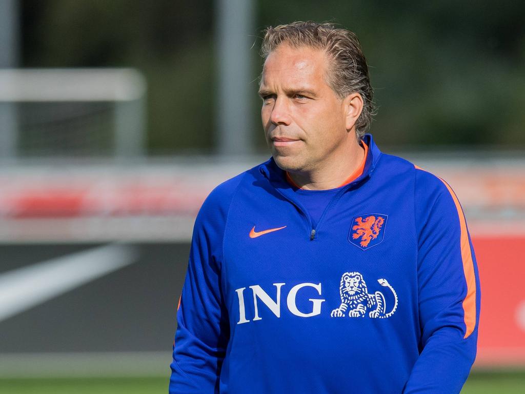 Bondscoach Art Langeler leidt een training van Jong Oranje. (03-10-2016)