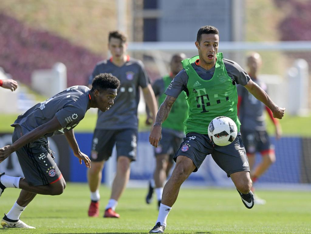 Thiago (r.) musste das Training der Bayern vorzeitig beenden