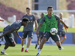 Thiago (r.) musste das Training der Bayern vorzeitig beenden