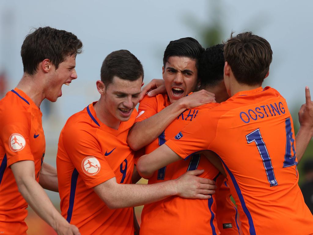 Oranje U17 viert een treffer tijdens het EK-duel Nederland - Noorwegen (07-05-2017).