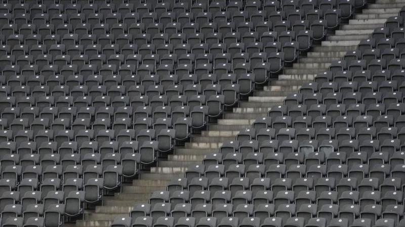 Die leeren Sitzreihen in der Ostkurve des Berliner Olympiastadions