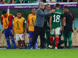 Andrés Guardado (2.v.r.) von Mexiko wird wenige Minuten vor der Halbzeitpause ausgewechselt und von Trainer Gerardo Martino von Mexiko getröstet