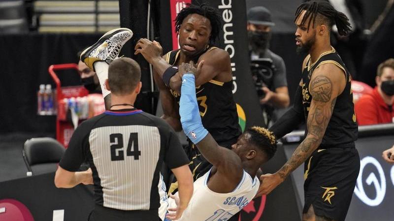 Torontos OG Anunoby (hinten) bringt Dennis Schröder unsanft zu Boden Torontos OG Anunoby (hinten) bringt Dennis Schröder unsanft zu Boden