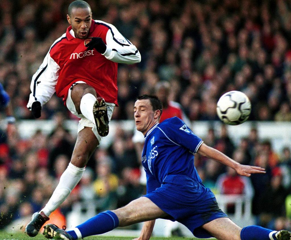 Vergeblich grätscht Chelseas Nachwuchsverteidiger John Terry im Januar 2001 gegen Thierry Henry (li.)