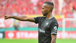 Wurde beim Fürther Sieg in Halle wohl rassistisch beleidigt: Julian Green (2.v.r).
