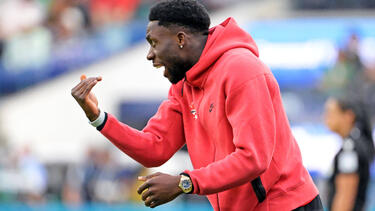 Alphonso Davies wird dem FC Bayern lange fehlen