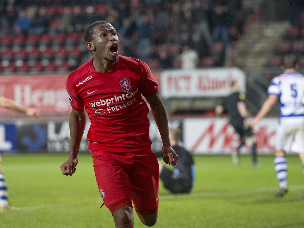 Kamohelo Mokotjo juicht na een treffer van FC Twente tijdens het competitieduel met De Graafschap. (12-12-2015) Kamohelo Mokotjo juicht na een treffer van FC Twente tijdens het competitieduel met De Graafschap. (12-12-2015)
