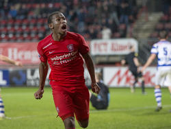 Kamohelo Mokotjo juicht na een treffer van FC Twente tijdens het competitieduel met De Graafschap. (12-12-2015)