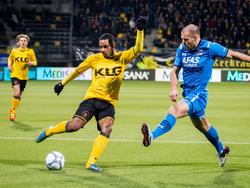 Ron Vlaar (r.) werpt zich voor een schot van Rydell Poepon tijdens de wedstrijd Roda JC - AZ. (16-01-2016)