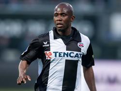 Matthew Amoah in actie voor Heracles Almelo tijdens het inhaalduel met Feyenoord in speelronde 29. (02-04-2014)