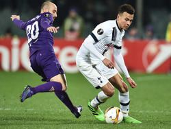 Dele Alli (r.) draait kort weg bij Borja Valero (l.) tijdens de Europa League-ontmoeting tussen ACF Fiorentina en Tottenham Hotspur. (18-02-2016)