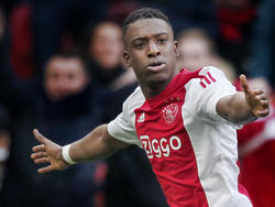 Halverwege de tweede helft zorgt Riechedly Bazoer ervoor dat Ajax in De Klassieker op een 2-1 voorsprong tegen Feyenoord komt. (07-02-2016)