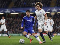 Eden Hazard (l.) van Chelsea probeert weg te draaien bij zijn tegenstander David Luiz. De Braziliaan volgt de verrichtingen van de Belg aandachtig. (09-09-2016)