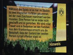 Bij Borussia Dortmund-Mainz overleed een supporters op de tribune. Op de stadionschermen werden alle supporters op de hoogte gebracht van het tragische ongeval. (13-03-2016)