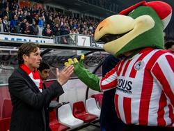 De mascotte van Sparta zoekt contact met trainer Alex Pastoor voor de wedstrijd tegen NAC Breda. (01-04-2016)