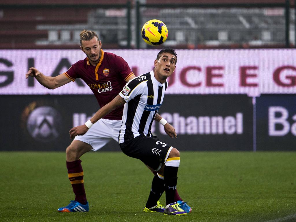 Roberto Pereyra schermt de bal af van Federico Balzaretti in de wedstrijd Udinese - AS Roma. (27-10-2013)