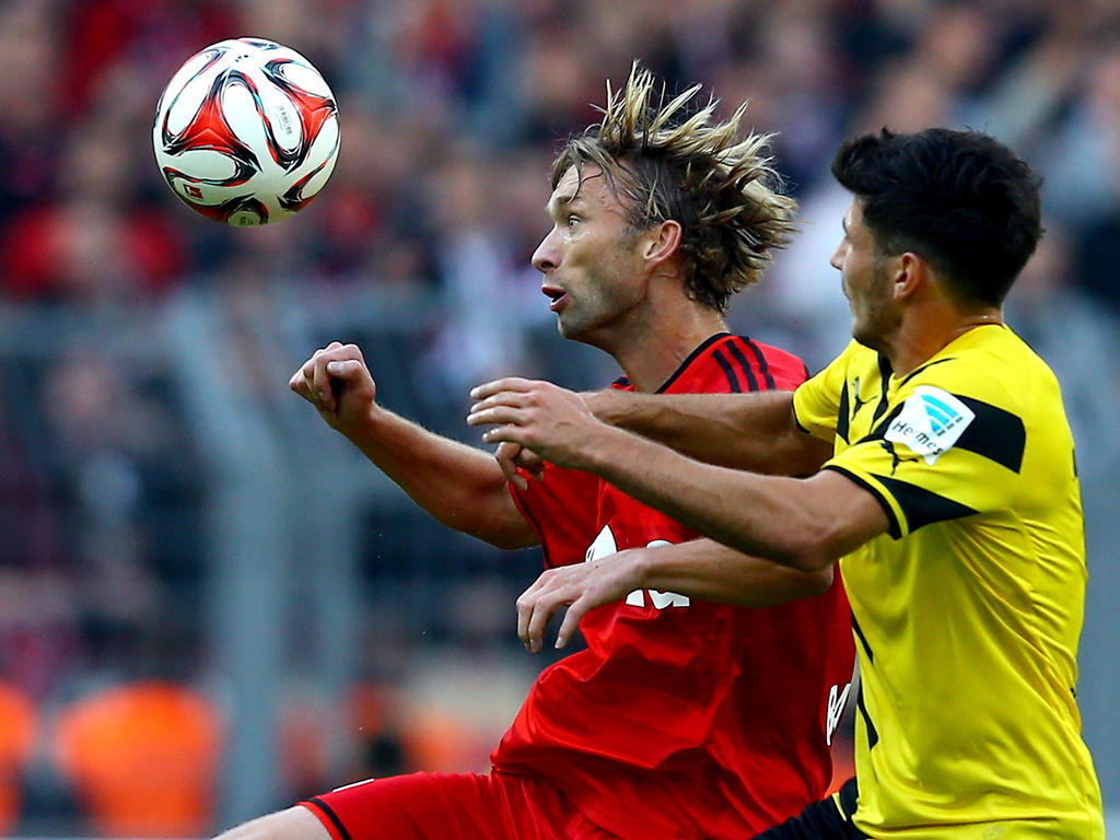 Borussia Dortmund Milos Jojic (r.) attackiert Bayer Leverkusens Simon Rolfes von hinten