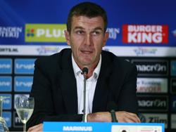 Marinus Dijkhuizen spreekt de journalisten toe na afloop van de met 3-1 verloren wedstrijd tegen Vitesse. (14-09-2014)