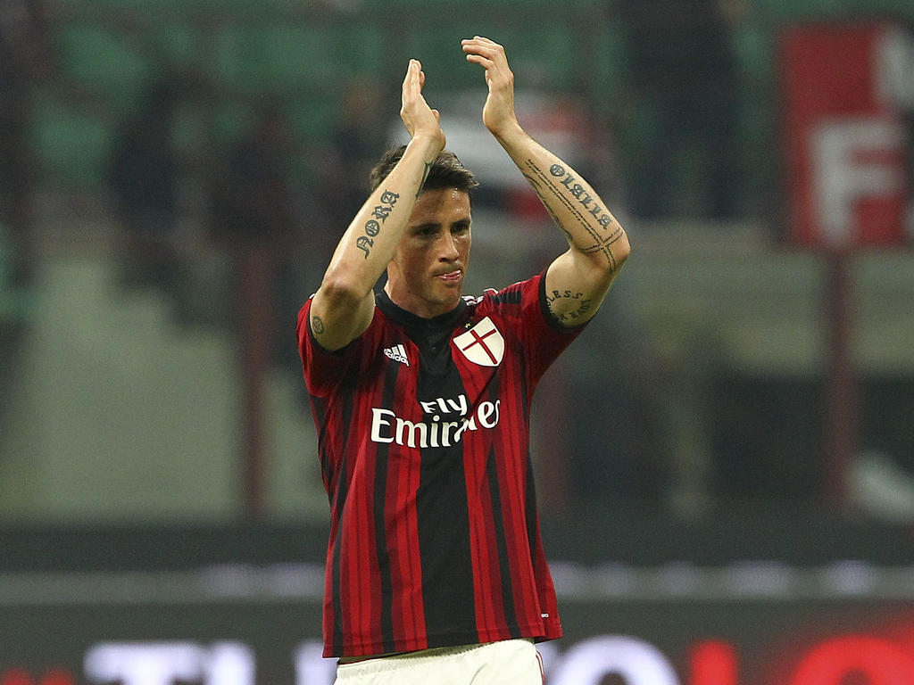 Fernando Torres bedankt de supporters na de wedstrijd tegen Fiorentina in de Serie A. (26-10-14) Fernando Torres bedankt de supporters na de wedstrijd tegen Fiorentina in de Serie A. (26-10-14)