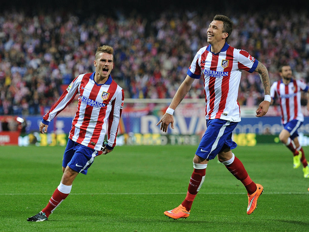 Mario Mandžukić (r.) und Antoine Griezmann von Atlético Madrid bejubeln einen Treffer
