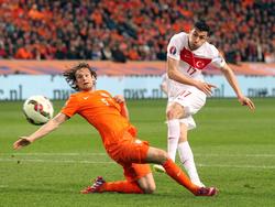 Burak Yılmaz (dcha.) marcó el primer gol de la noche en el Amsterdam Arena. (Foto: Getty)
