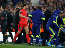 El sueco Zlatan Ibrahimović vio tarjeta roja directa en el campo del Chelsea. (Foto: Getty)