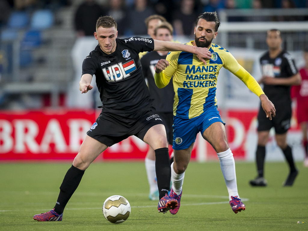 Branco van der Boomen (l.) van FC Eindhoven duelleert met RKC Waalwijk-speler Hafid Salhi. (17-04-2015)