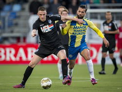 Branco van der Boomen (l.) van FC Eindhoven duelleert met RKC Waalwijk-speler Hafid Salhi. (17-04-2015)