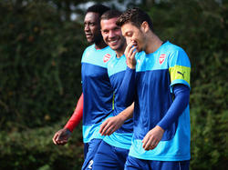 Mesut Özil (r.) ist von den Qualitäten Lukas Podolskis überzeugt