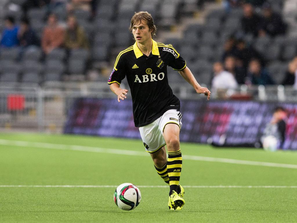 Sam Lundholm heeft de bal tijdens het duel in de tweede voorronde van de Europa League tussen AIK Solna en Shirak FC. (16-07-2015)