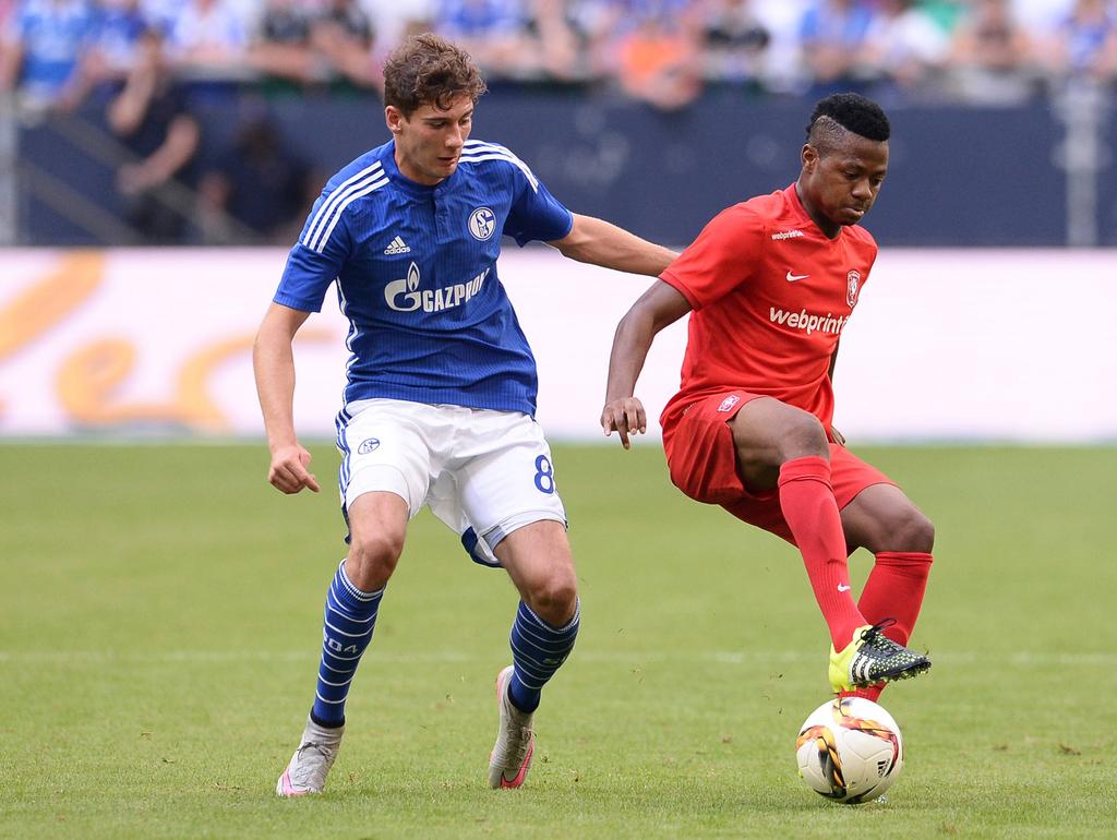 In de oefenwedstrijd tegen FC Schalke houdt FC Twente-spits Michael Olaitan (r.) tegenstander Leon Goretzka van de bal. (02-08-2015)