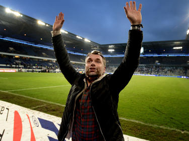 Bernd Hollerbach feiert mit den Würzburger Kickers den Aufstieg in die 2. Liga