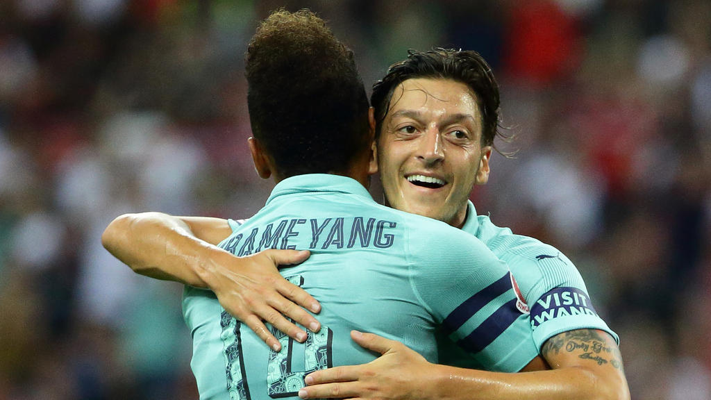 Mesut Özil feiert seinen Treffer mit Teamkollege Pierre-Emerick Aubameyang