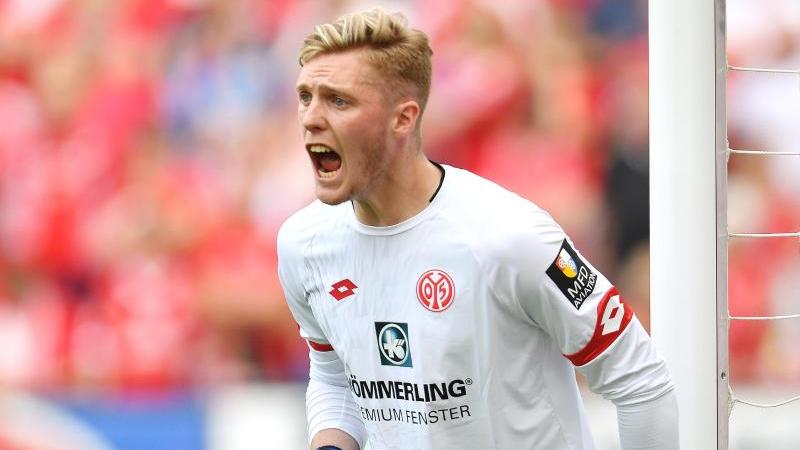 Der Mainzer Torwart Florian Müller fällt vorerst mit einer Innenbandverletzung aus